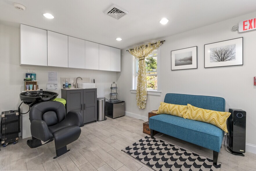 More Photos Of 712 Main St, Hyannis Storefront Retail Office For Sale