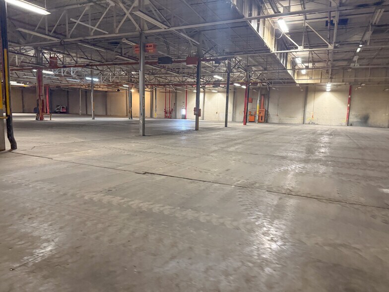 More Photos Of 4799 S Eason Blvd, Tupelo Distribution For Lease