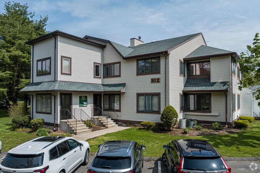 More Photos Of 2 Forest Park Dr, Farmington Medical For Lease