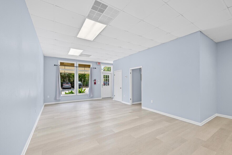 More Photos Of 913 Gulf Breeze Pky, Gulf Breeze Storefront Retail Office For Sale