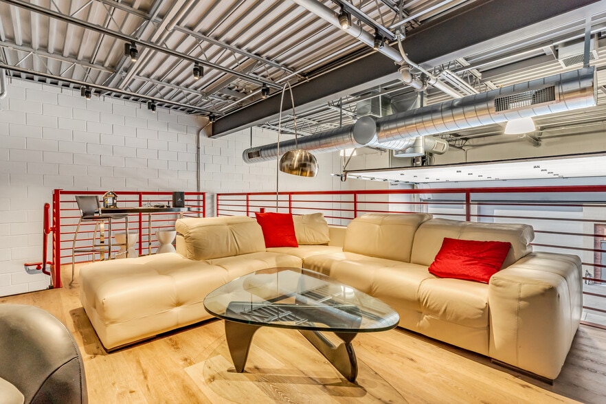 More Photos Of 15032 N 74th St, Scottsdale Showroom For Sale