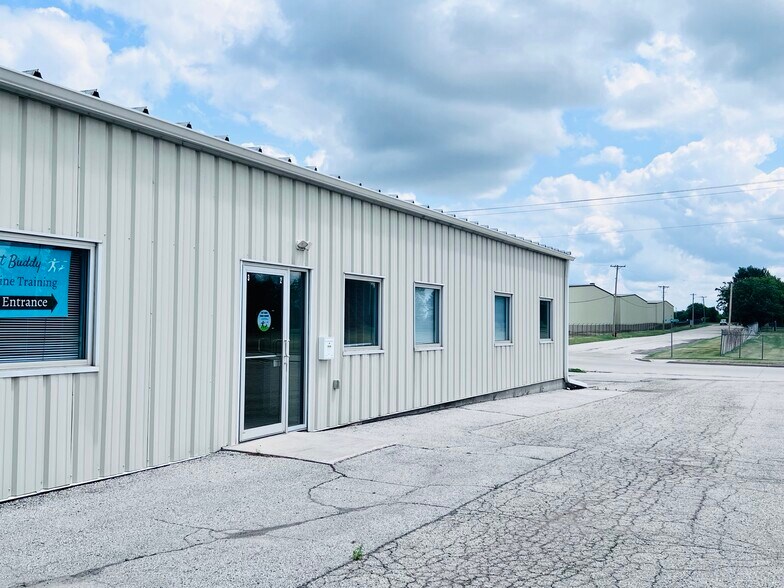 More Photos Of 900 Green Valley Rd, Beaver Dam Flex For Lease