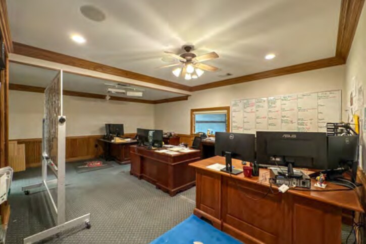 More Photos Of 1850 N Stemmons St, Sanger Warehouse For Lease