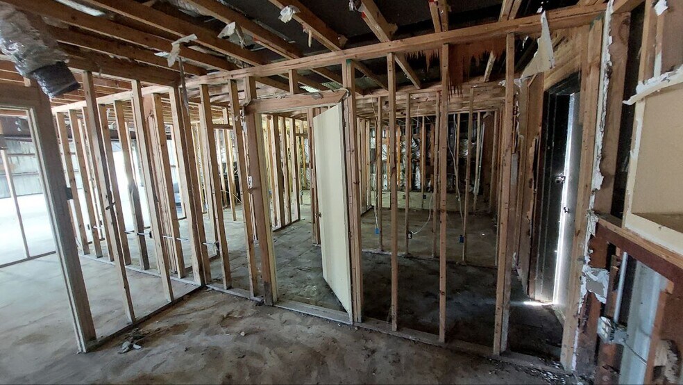 More Photos Of 610 New York St, Navasota Flex For Lease