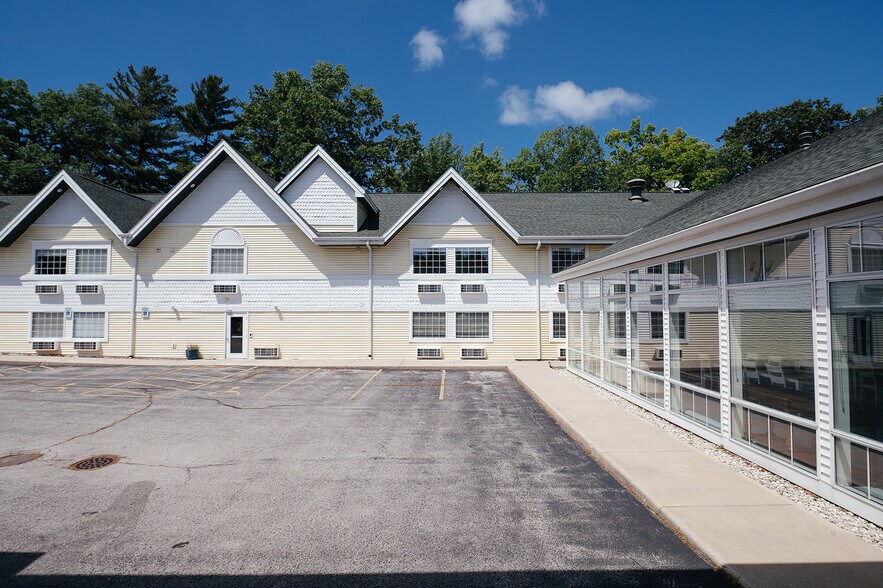 More Photos Of 461 Munson Ave, Traverse City Hotel For Sale