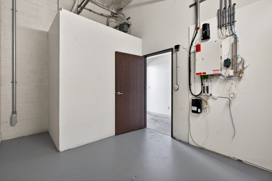 More Photos Of 8116-8144 Deering Ave, Canoga Park Warehouse For Lease