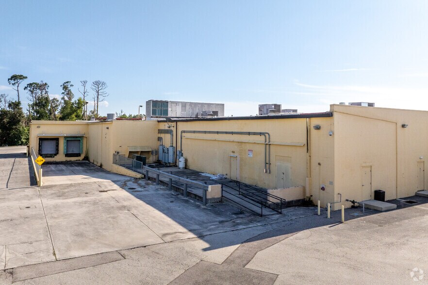 More Photos Of 18011 S Tamiami Trl, Fort Myers Unknown For Lease