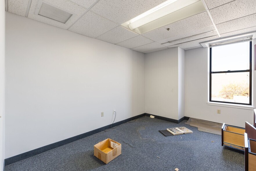 More Photos Of 19-25 Main St, Hartford Office Residential For Sale