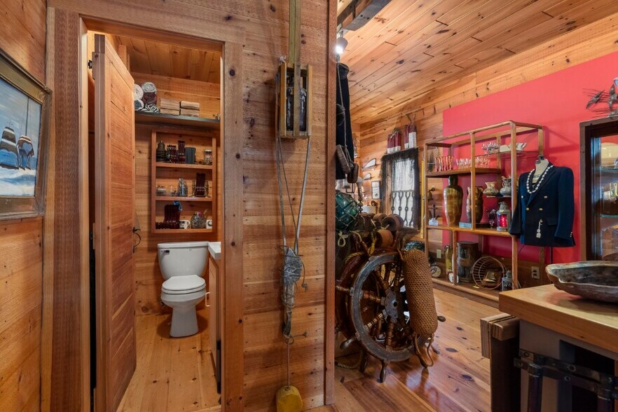 More Photos Of 10 McKown St, Boothbay Harbor Storefront For Sale