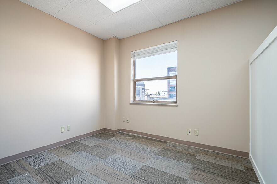 More Photos Of 550 Sixth St, New Westminster Office For Lease