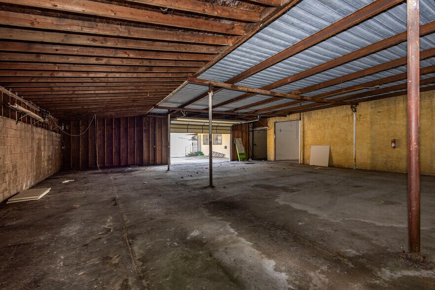 More Photos Of 2703 Southwest Dr, Los Angeles Warehouse For Lease