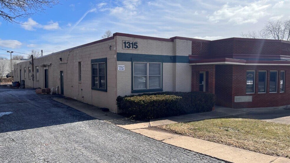 More Photos Of 1315 E Main St, St Charles Warehouse For Sale