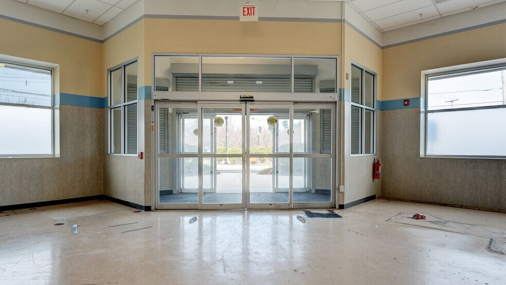 More Photos Of 85 Middletown Ave, North Haven Drugstore For Sale