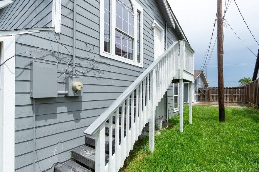 More Photos Of 2809 Market St, Baytown Office Residential For Lease