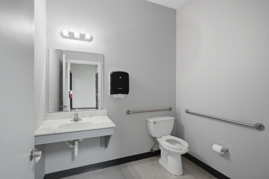 More Photos Of 2585 Eastwood Dr, Columbus Office For Lease