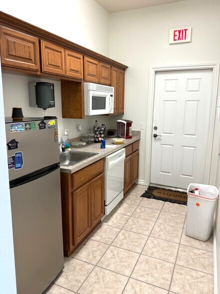 More Photos Of 10936 NW Expressway, Yukon Office For Lease