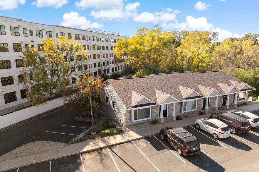 More Photos Of 2560-2568 Rice St, Saint Paul Office For Sale