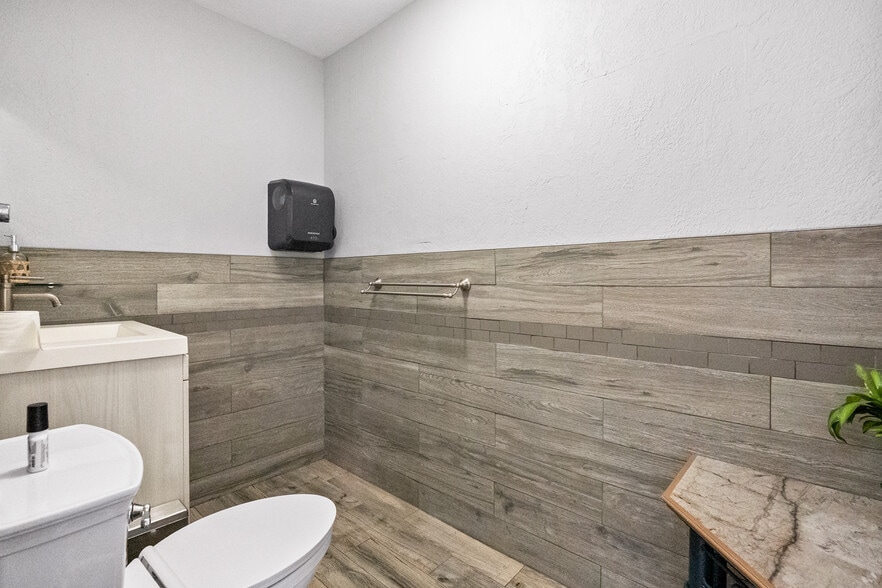 More Photos Of 5424 Edgewater Dr, Orlando Flex For Lease