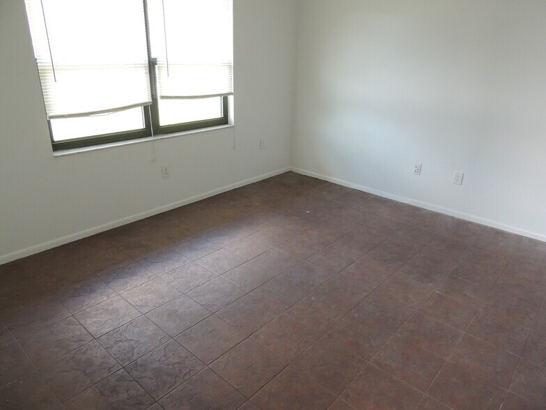 More Photos Of 2311 Whitfield Industrial Way, Sarasota Warehouse For Sale