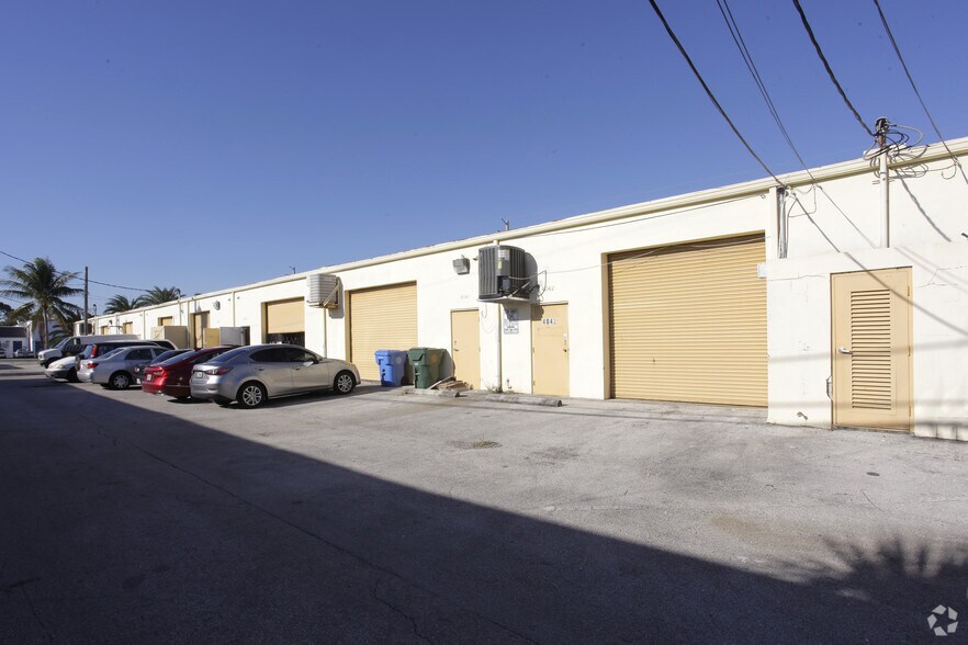 More Photos Of 4032-4046 NE 6th Ave, Oakland Park Warehouse For Lease
