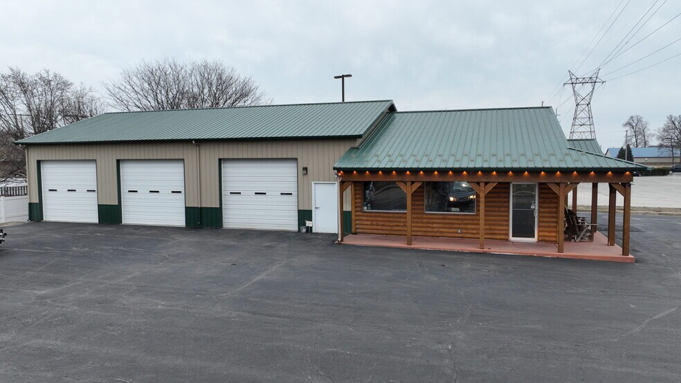 More Photos Of 115 N 6th St, Monticello General Retail For Lease