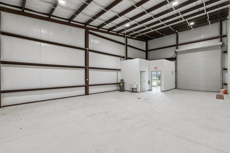 More Photos Of 7120 Sampey Rd, Groveland Business Park For Lease