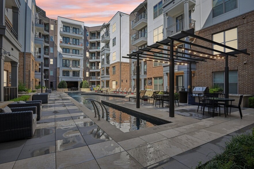 More Photos Of 101-111 W Davis St, Dallas Apartments For Lease