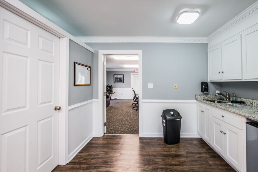 More Photos Of 1502 Westen St, Bowling Green Office For Sale