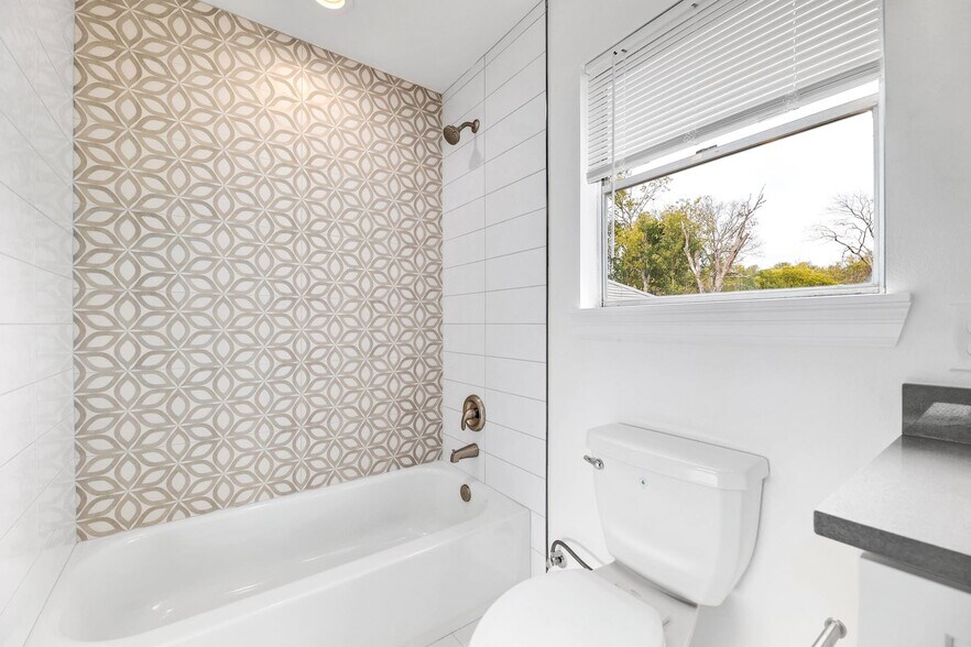 More Photos Of 306 W Stassney Ln, Austin Specialty For Sale