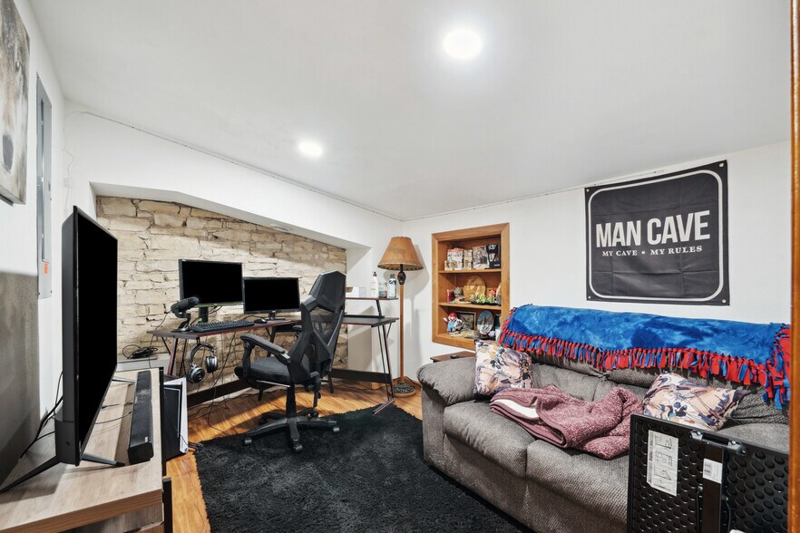 More Photos Of 310 2nd St SE, Dyersville Specialty For Sale