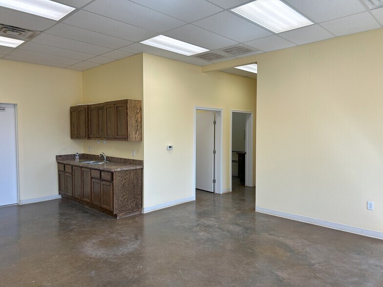 More Photos Of 1463 Oil Mill Rd, Pecos Warehouse For Lease