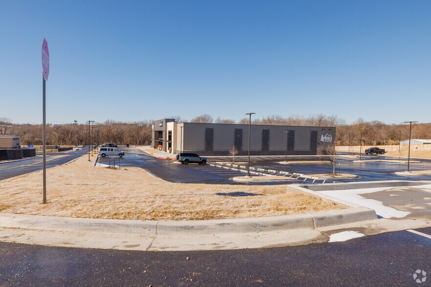 More Photos Of 6936 Elwood ave, Tulsa Freestanding For Sale