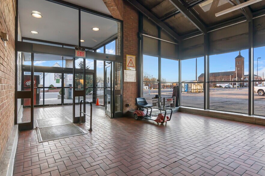 More Photos Of 121 S Sprigg St, Cape Girardeau Supermarket For Sale