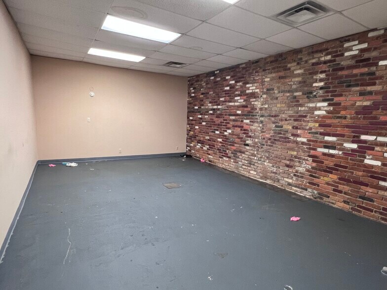 More Photos Of 1058-1068 Country Club Rd, Columbus General Retail For Sale