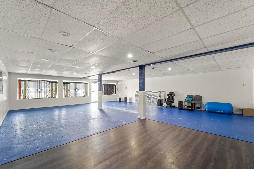 More Photos Of 909-911 Milton Rd, Alton Flex For Sale