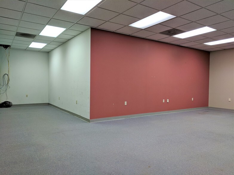 More Photos Of 901 W Main St, El Paso Office For Sale
