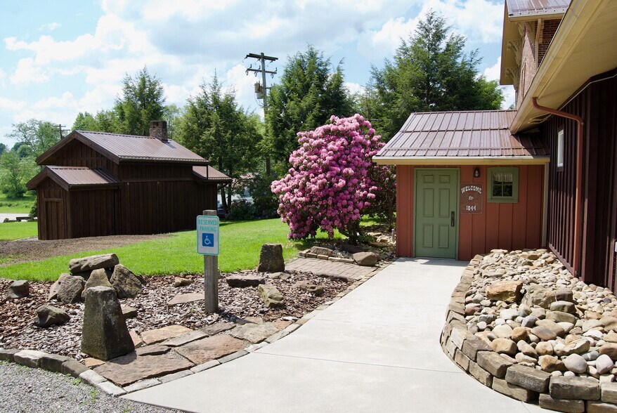 More Photos Of 690-692 State Route 66, Leechburg General Retail For Sale