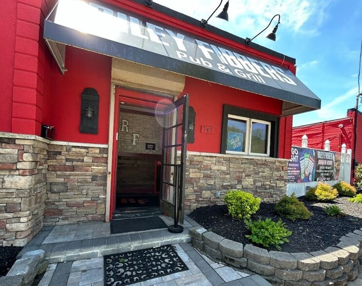 More Photos Of 742-746 Middle Country Rd, Selden Freestanding For Sale