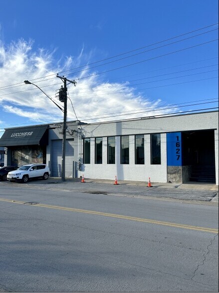 More Photos Of 1627 Dragon St, Dallas Office For Sale