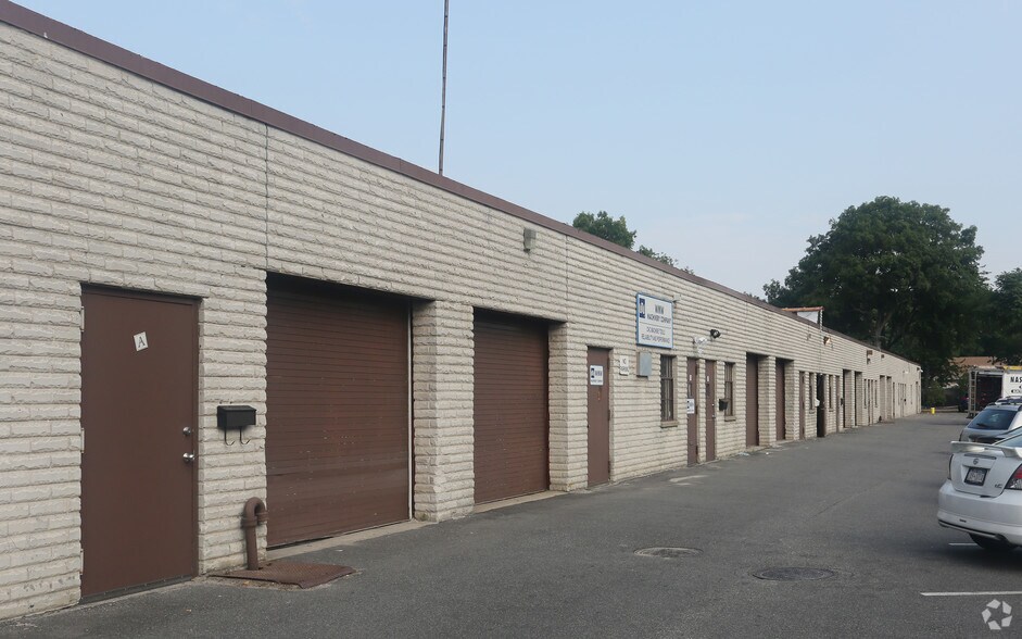 More Photos Of 513 Acorn St, Deer Park Manufacturing For Sale