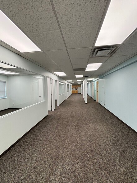 More Photos Of 4125 Mcconnell Dr, Burnaby Warehouse For Lease
