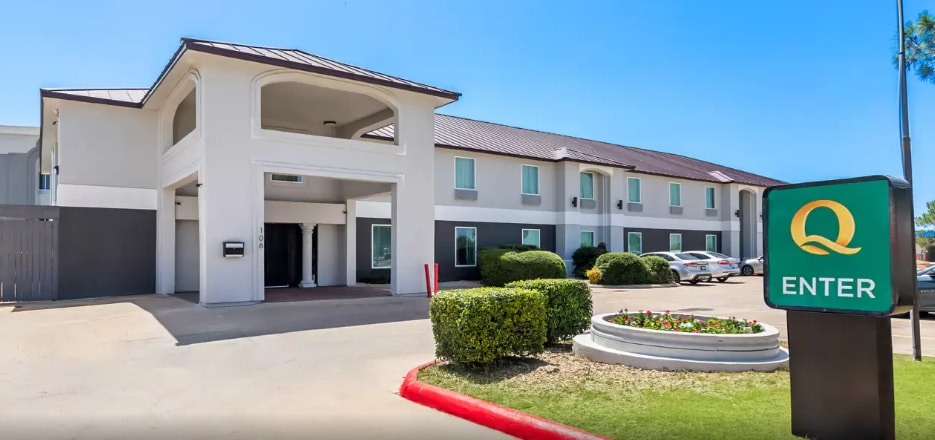 Primary Photo Of 106 Hasler Blvd, Bastrop Hotel For Sale