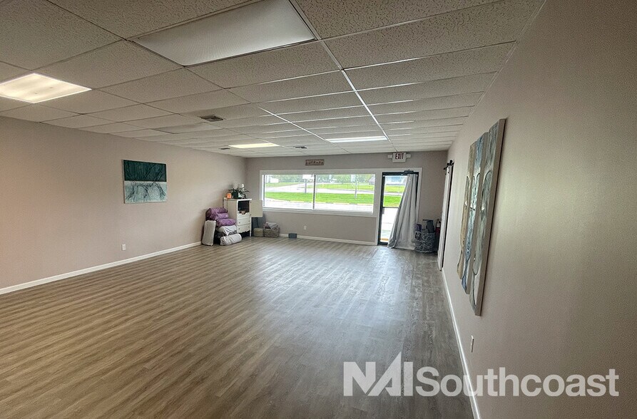 More Photos Of 2327-2331 NE Dixie Hwy, Jensen Beach General Retail For Lease