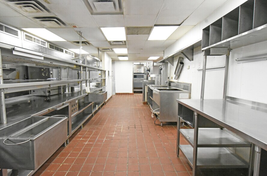 More Photos Of 3939 1st Ave SE, Cedar Rapids Restaurant For Lease