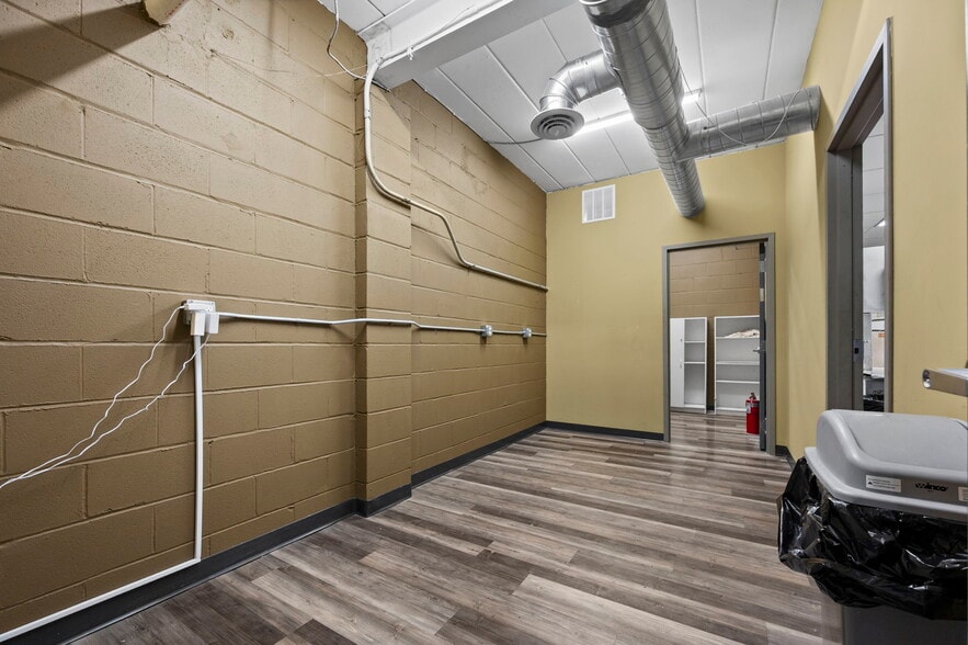 More Photos Of 755 N Snelling Ave N, Saint Paul Storefront For Lease