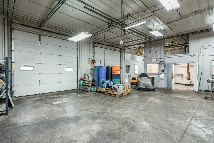 More Photos Of 114 Thomas Cir, Monticello Warehouse For Lease