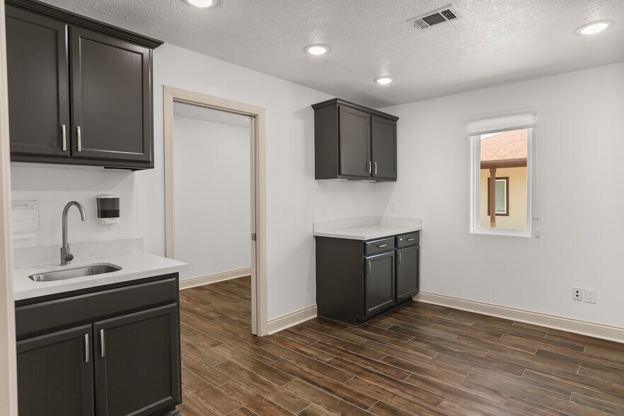 More Photos Of 1807 Grand Ave, Liberty Office For Lease