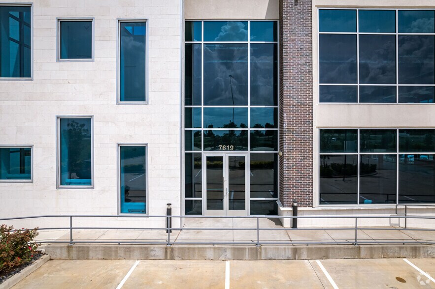 More Photos Of 7619 Branford Pl, Sugar Land Medical For Lease