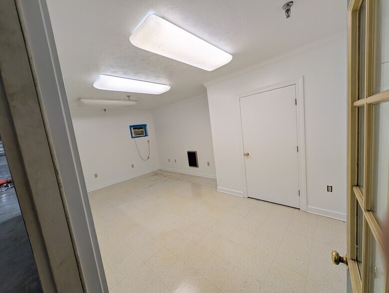 More Photos Of 1400 Montgomery, South Hill Warehouse For Lease