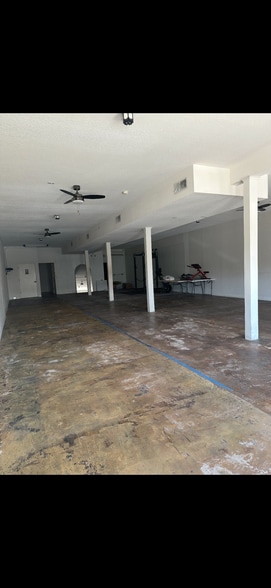 More Photos Of 113 N Parking Pl, Lake Jackson General Retail For Lease
